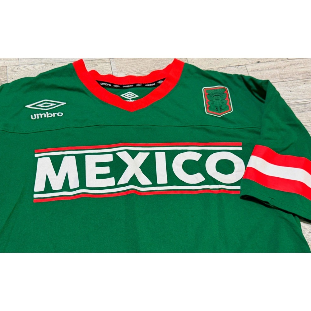 Umbro Mexico Soccer Jersey Shirt Green Red V-Neck Graphic Tee Mens M UMBR477A